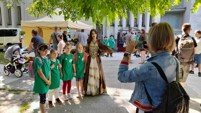 Többen fényképezkedtek a madarakkal és nevelőikkel (A szerző felvétele)