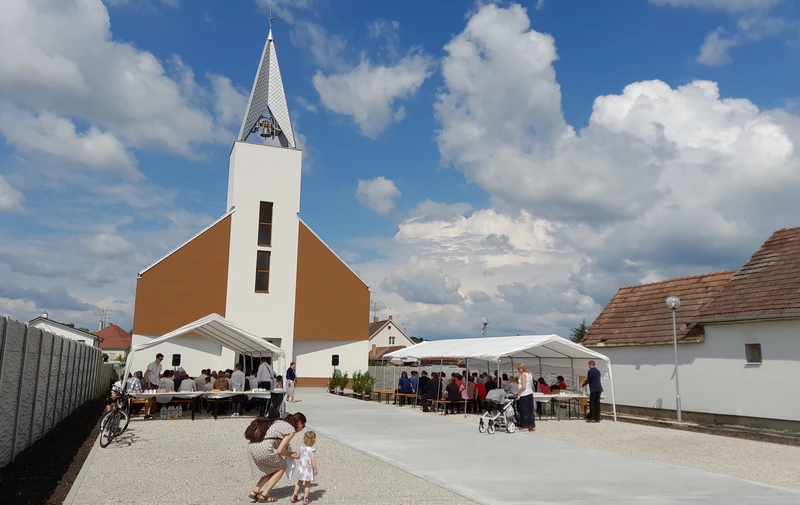 Kint a sátrak alatt padokkal, asztalokkal és frissítővel várták az érkezőket (A szerző felvétele)