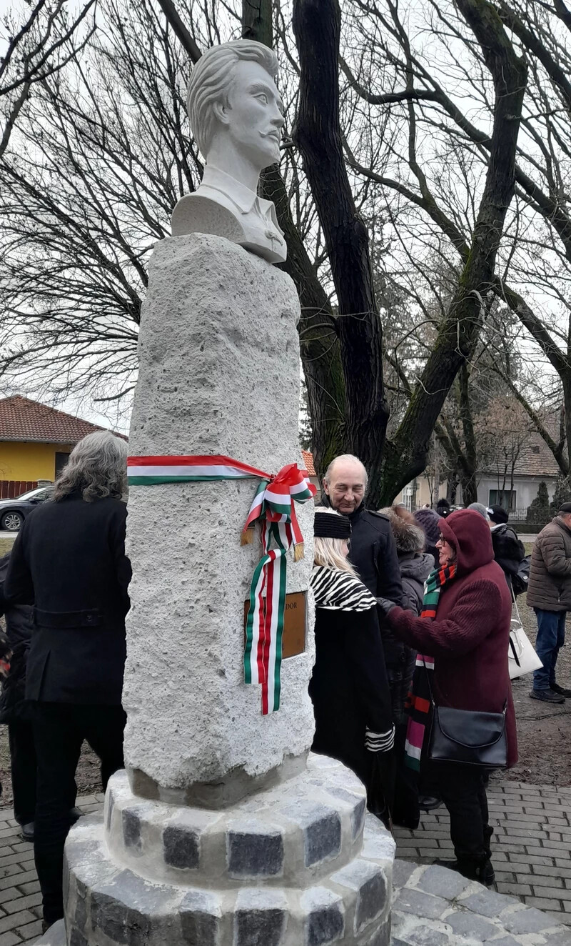 A Petőfi-szobrot családi házas, zöld övezetben, a helyi iskolákhoz közel, a Hősök terén állították (A szerző felvétele)