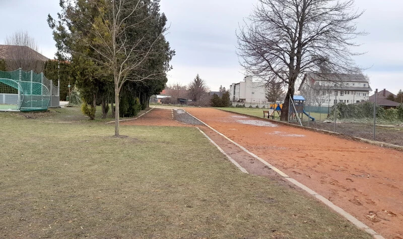A futópálya felújítása és a kinti focipálya is azonnali felújításra szorulna (A szerző felvétele)