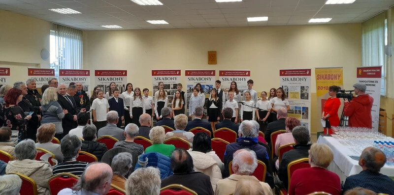 A Szabó Gyula Alapiskola tanulói közös énekkel köszöntötték a közösségi házat (A szerző felvétele)