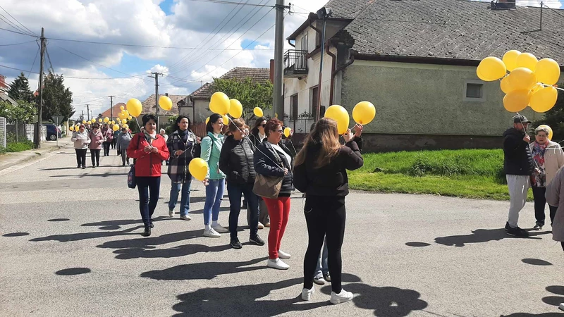 A falun keresztül vonultak a tó melletti gyülekezőhelyre, ahol felengedték a lufikat (A szerző felvétele)