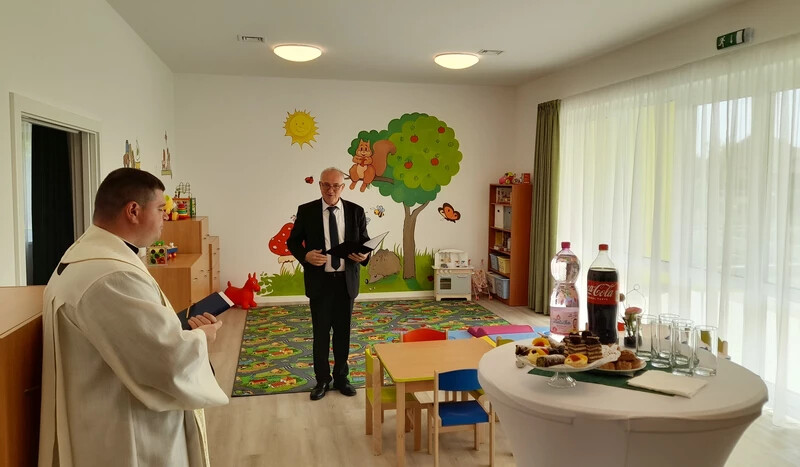 Iván Lajos polgármester, a terület történetéről beszélt, majd a kisgyermekek megfelelő szocializációjának fontosságáról (A szerző felvétele)