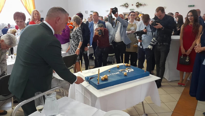 Šušík Roland, a fürdő igazgatója vágta fel az ünnepi tortát (A szerző felvétele)