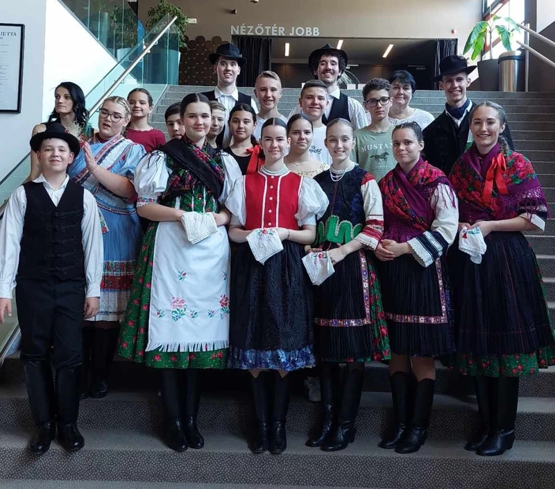 A napokban Tatabányán jártak, ahonnan idén is kiemelt aranysávval tértek haza (Forrás: Alistáli Művészeti Alapiskola)