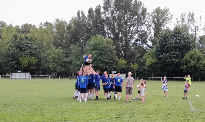 Örömujjongás, az edző, Buka Pál a levegőben (A szerző felvétele)