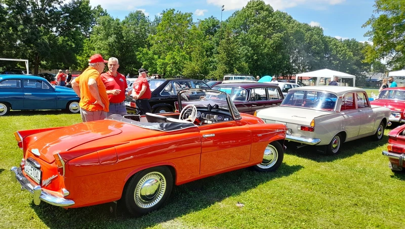 Színpompás veterán autókat és motorokat csodálhattunk meg (A szerző felvétele)