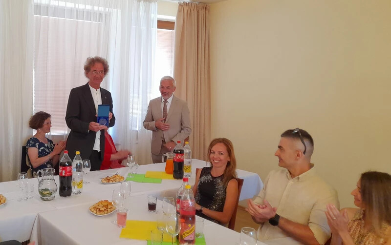 Paul Kürsten, a zsűri elnöke emlékérmet és egy elismerő  oklevet adott át Restár János polgármesternek (A szerző felvétele)