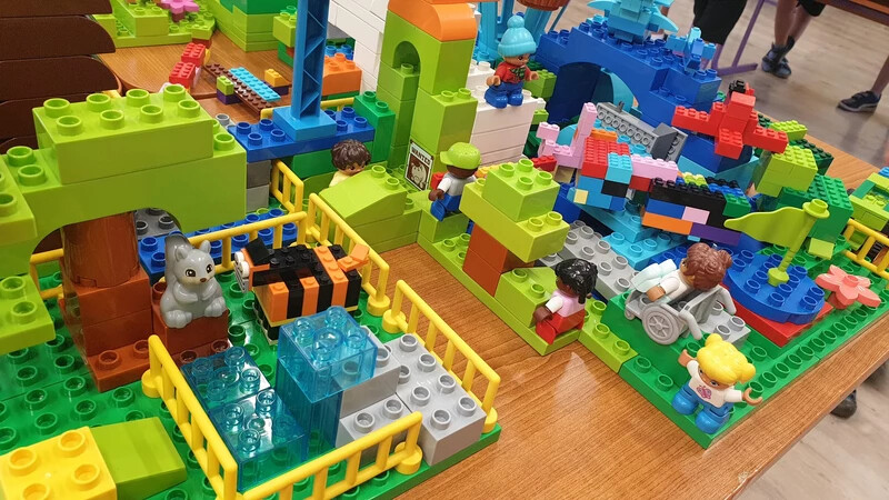 Programozott és robotikus elemeket is beépítettek a nagy projektbe, az állatkertbe (Forrás: LegoZoo tábor)
