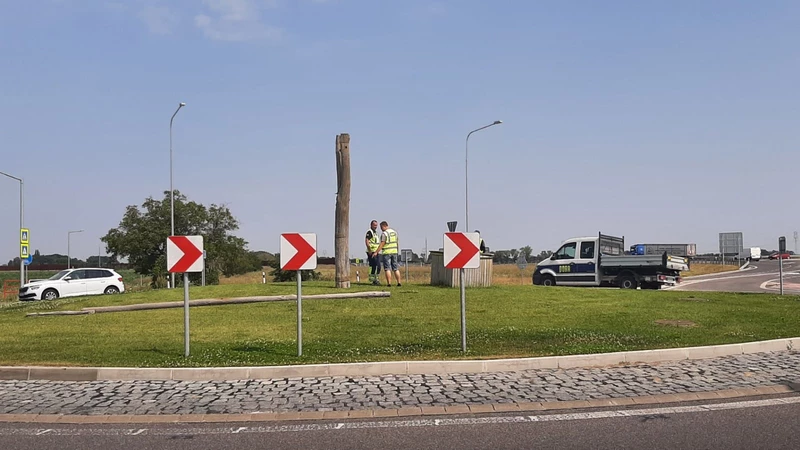 Kedden megkezdték a bontást, majd mégis a visszatették a felső elemet (A szerző felvétele)