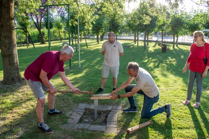 Minden helyszínre szerszámokkal érkeztek, volt olyan község, ahol már előre elkészítették az állítás helyet (Forrás: Csiliz Menti Népfőiskola)