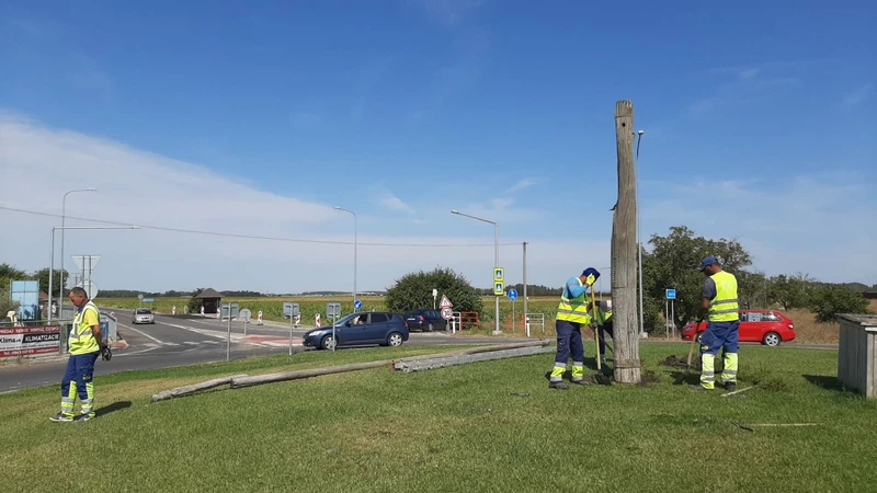 A bontást szerdán délelőtt kezdték meg (Iván Lajos felvétele) 