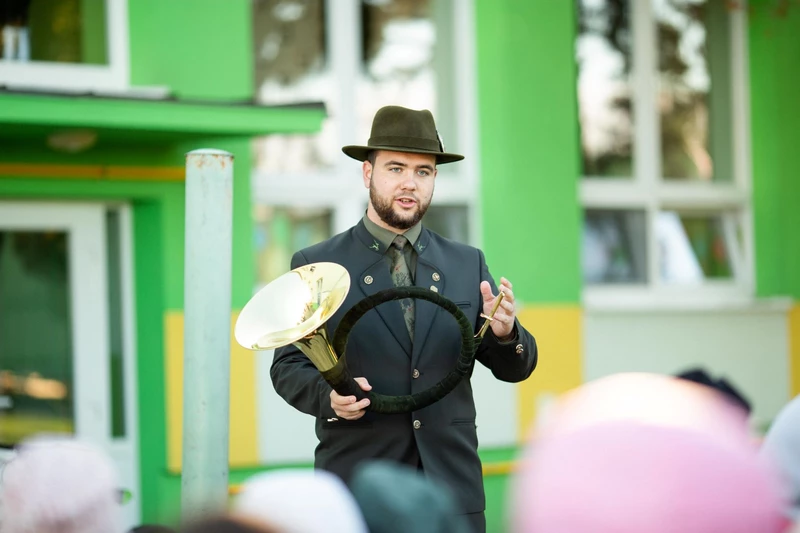 Culka Dominik bemutatta a vadászkürt használatát, amit aztán a gyerekek is kipróbálhattak (Fekete Nándor felvétele)