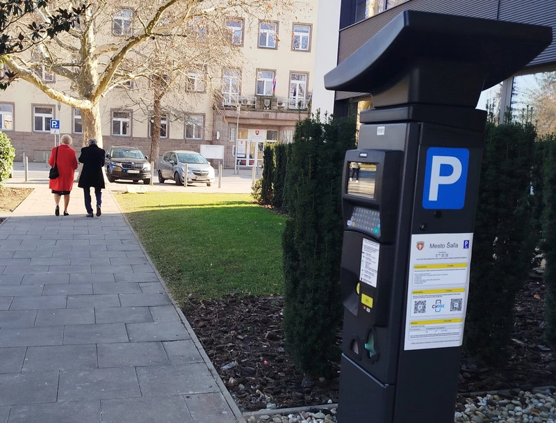 Vágsellye, a járási hivatal előtti parkoló a városházánál