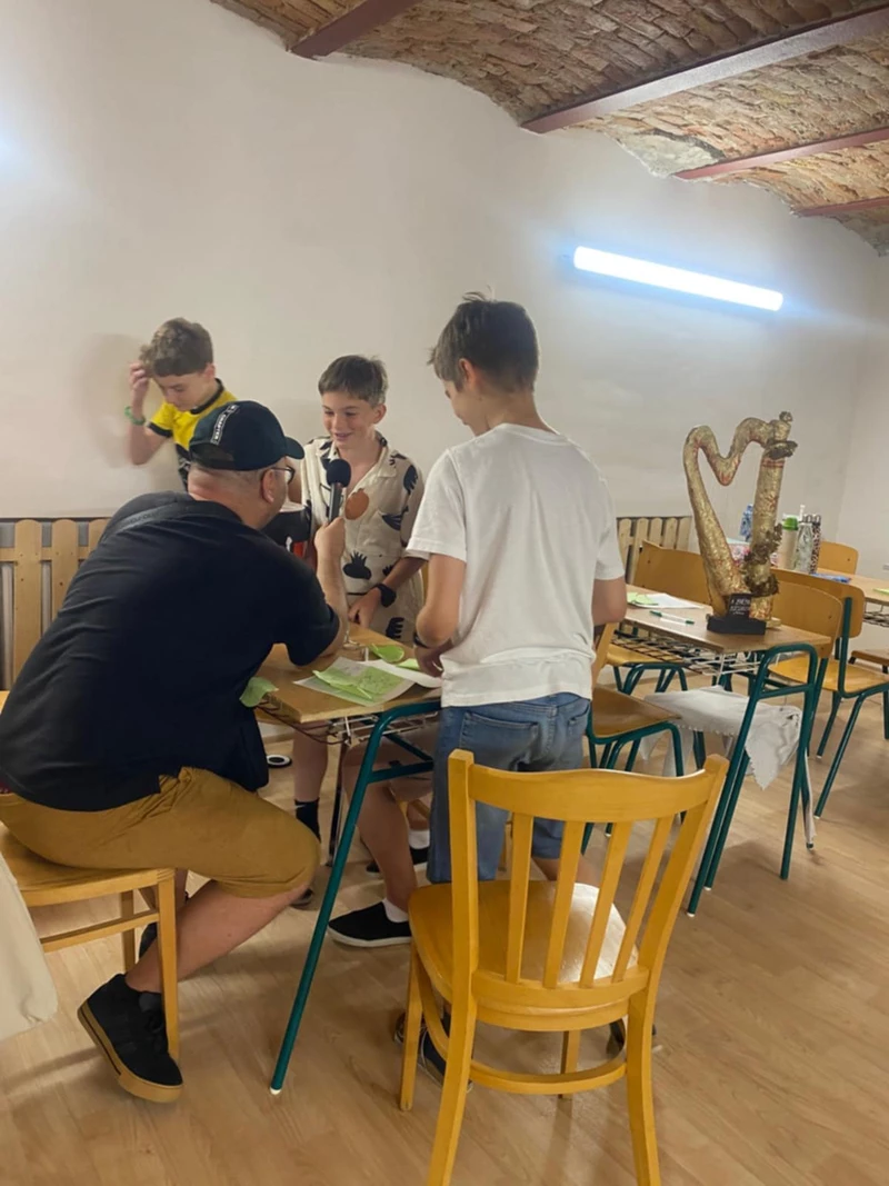 A gyerekek remekül érezték magukat a vetélkedőn (A fotó forrása: Sill Zsuzsa) A gyerekek remekül érezték magukat a vetélkedőn (A fotó forrása: Sill Zsuzsa)