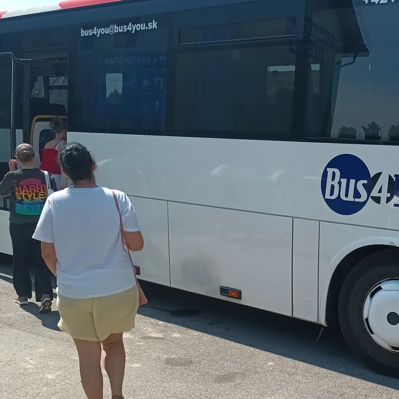 A pótlóbuszra való átszállás zökkenőmentes volt, a jármű már a parkolóban várta az utasokat 