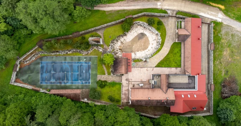 Slota azóta főként a Háromudvar községben, Zsolna közelében található birtokán tartózkodik