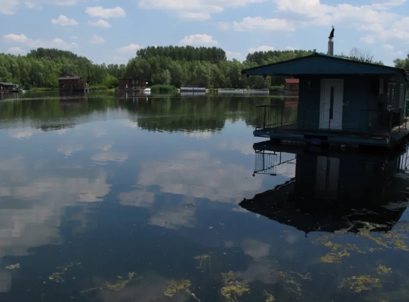 Szlovák Bora Bora? Már a víz felszínén is megszállhatunk a Széles-tónál 