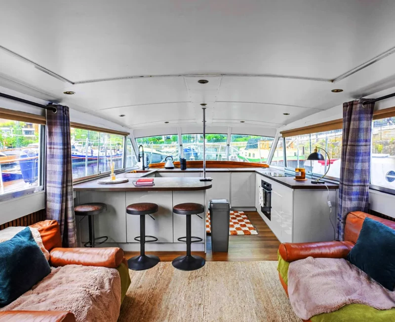A houseboat tulajdonképpen egy lakóhajó vagy úszó apartman, amely közvetlenül a vízen biztosít szállást