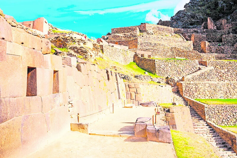 Ollantaytambo, Peru. Az inkák kihasználták a helyi kövekben már meglévő töréseket.