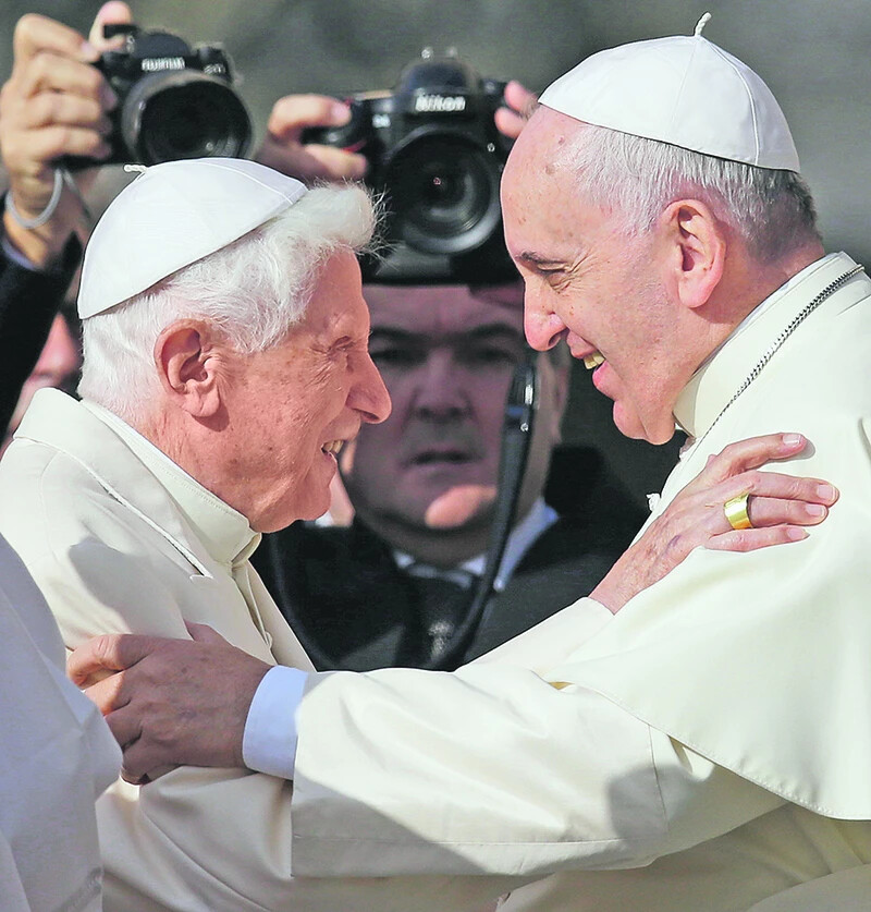 Pápák egymás közt: XVI. Benedek és Ferenc 2014-ben. Milyen is valójában a két pápa viszonya?