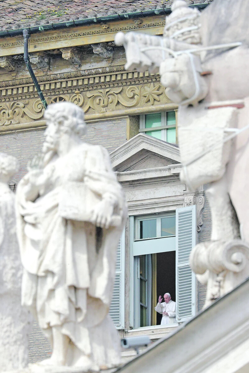 Pápai áldás az ablakból