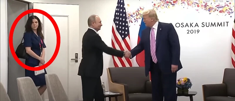 Putyin–Trump találkozó. A csúcson visszafogott ruhában jelent meg a szexis tolmácsnő.