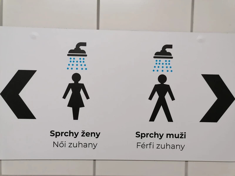 Ma már így láthatóak a zuhany táblái (Fotó: Soóky Marián közösségi oldala)