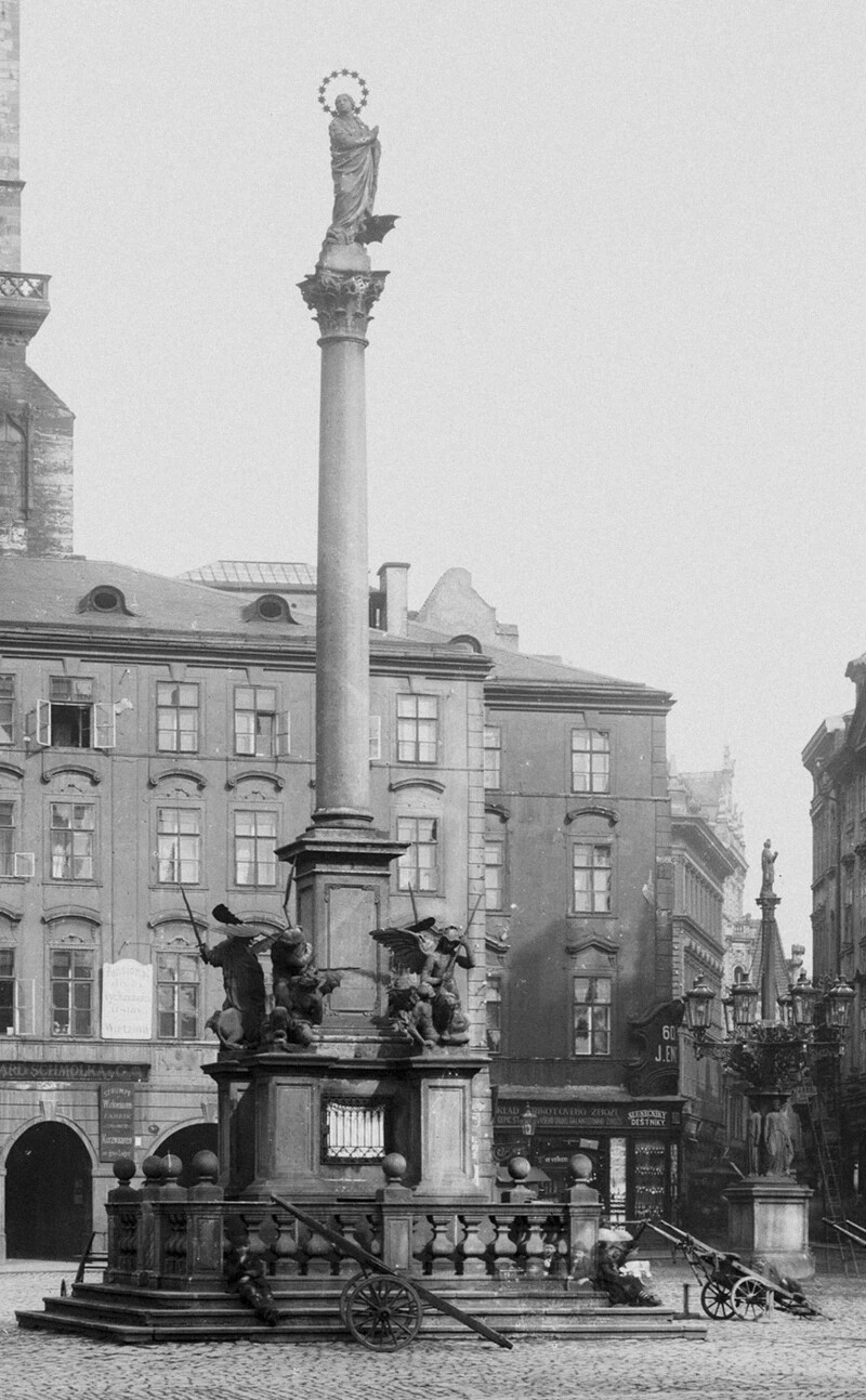 Az Óvárosi tér a Mária-oszloppal a 19. és 20. század fordulóján