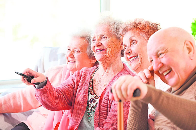 A bentlakó idős hölgyek is bekapcsolódnak a népszerűvé vált játékba