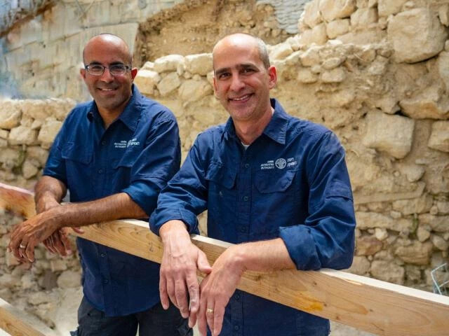 Dr. Joe Uziel és Ortal Chalaf (Fotó: Yani Berman, Israel Antiquities Authority)