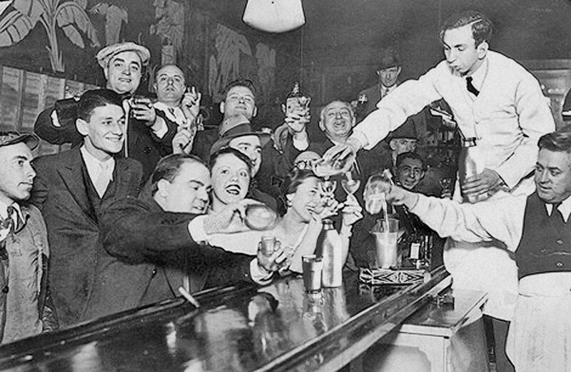 A korabeli szlengben suttogónak nevezték az illegális bárokat, amelyeket már nők is látogattak