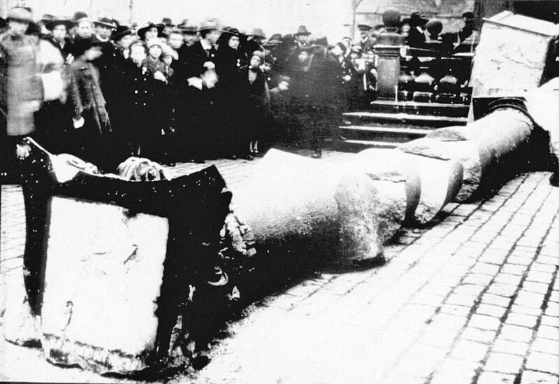 Az oszlopot 1918. november 3-án a feldühödött tömeg ledöntötte