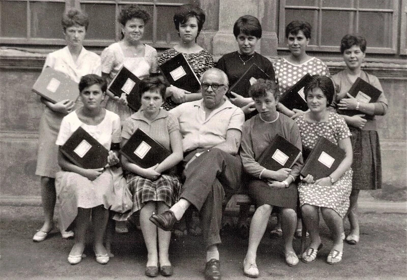 Rezsuha tanár úr a gépész lányokkal, kezükben a híres-hírhedt gépelemek füzet (öt kockás füzet egybekötve, és a gépelemek tananyagával teleírva)