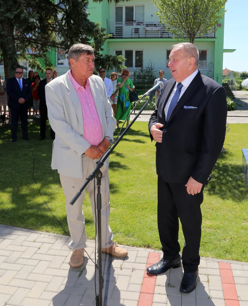 Mag Gyula alkotó és Gódány László polgármester beszédük közben (Bertok Video)