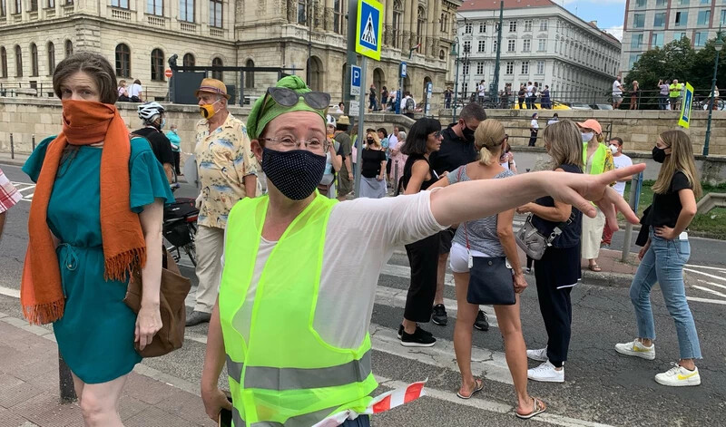 Forgalomirányítóként az SZFE tüntetésén a Parlament közelében