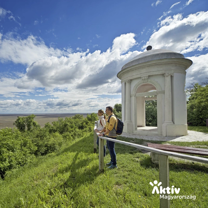 A fertőbozi Gloriette-kilátó klasszikus formája egyedi a kínálatban.