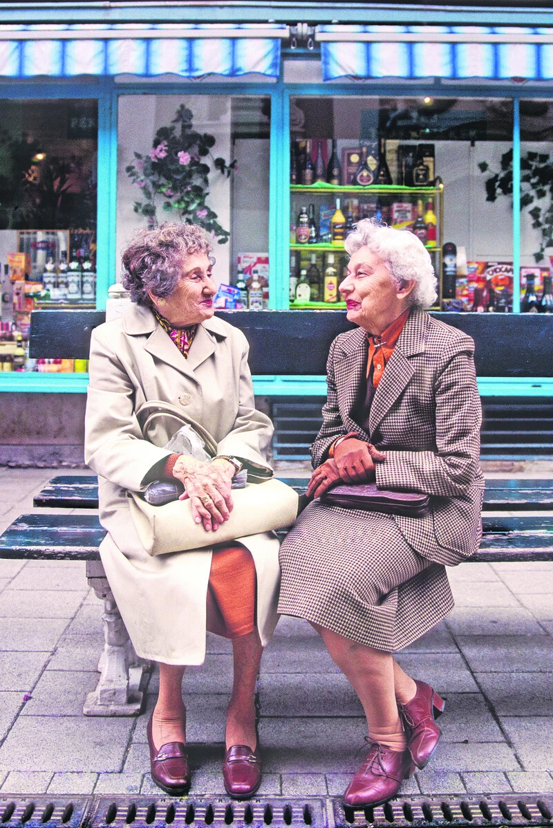 Egy felvétel a magyar sorozatból: padon cseverésző idős hölgyek