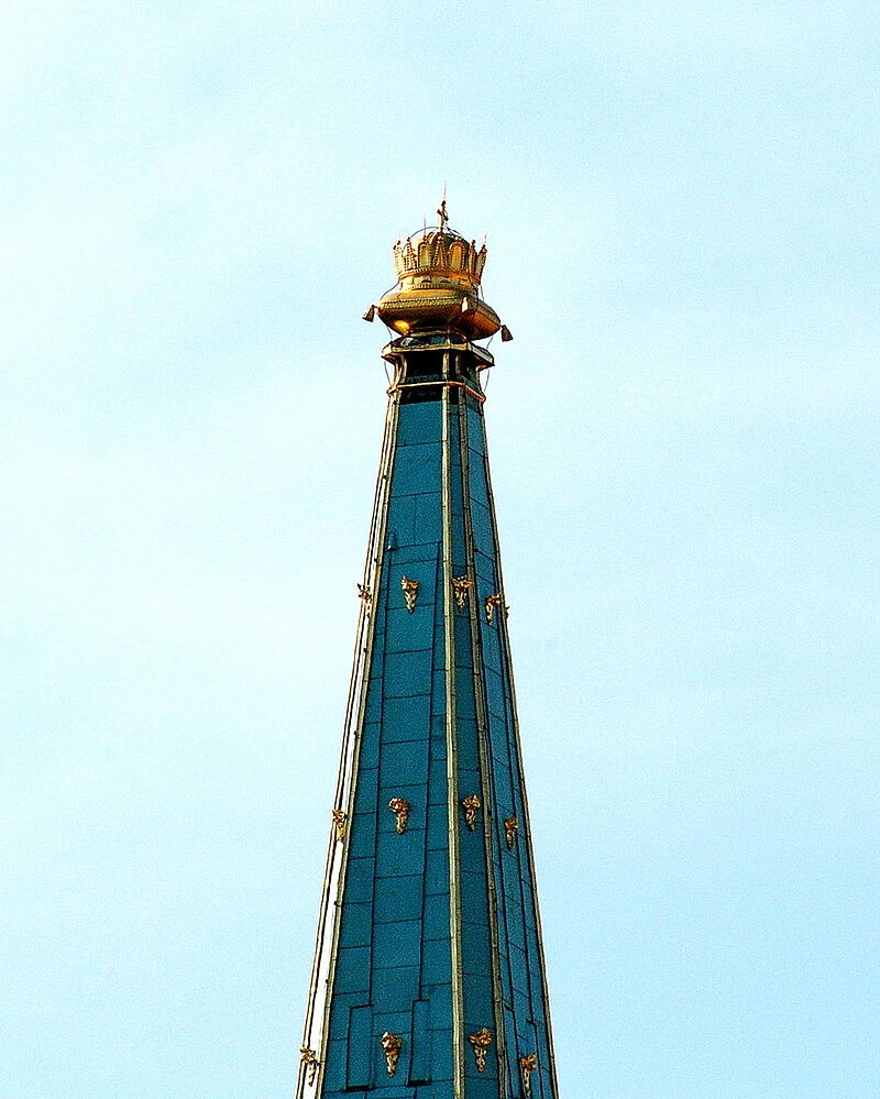 A 150 kilogramm tömegű és 164 cm magas korona a torony tetején