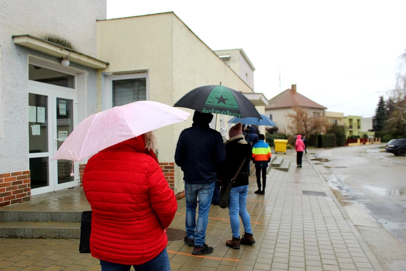 Udvardon elsősorban helyi lakosok érkeztek tesztelésre a délelőtt folyamán (A szerző felvétele)