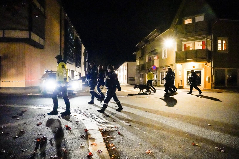 Íjjal gyilkolt egy férfi  a norvégiai Kongsbergben, több halott és sebesült