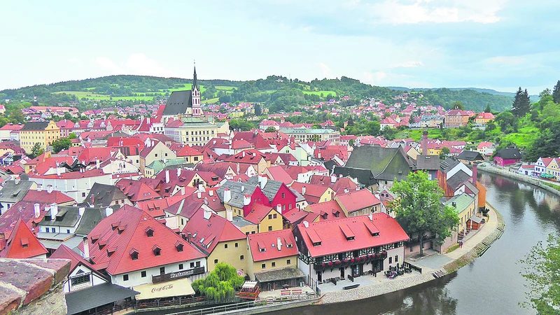 Český Krumlov Schiele szemével (balra) és a valóságban