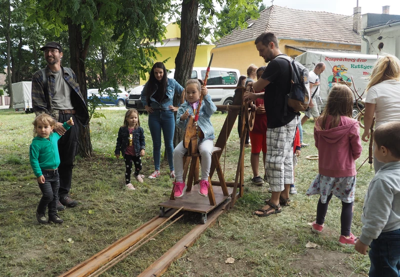 A kihelyezetett fa játékokkal egész nap játszhattak (A szerző felvétele)