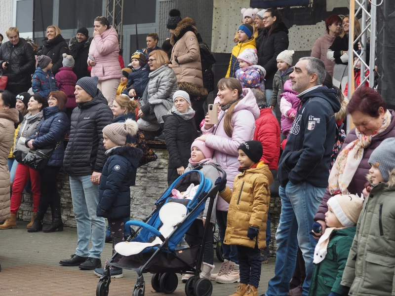 Ünnepi hangulatot varázsolt a Mikulás-kamion a VMK előtt (A szerző felvétele)