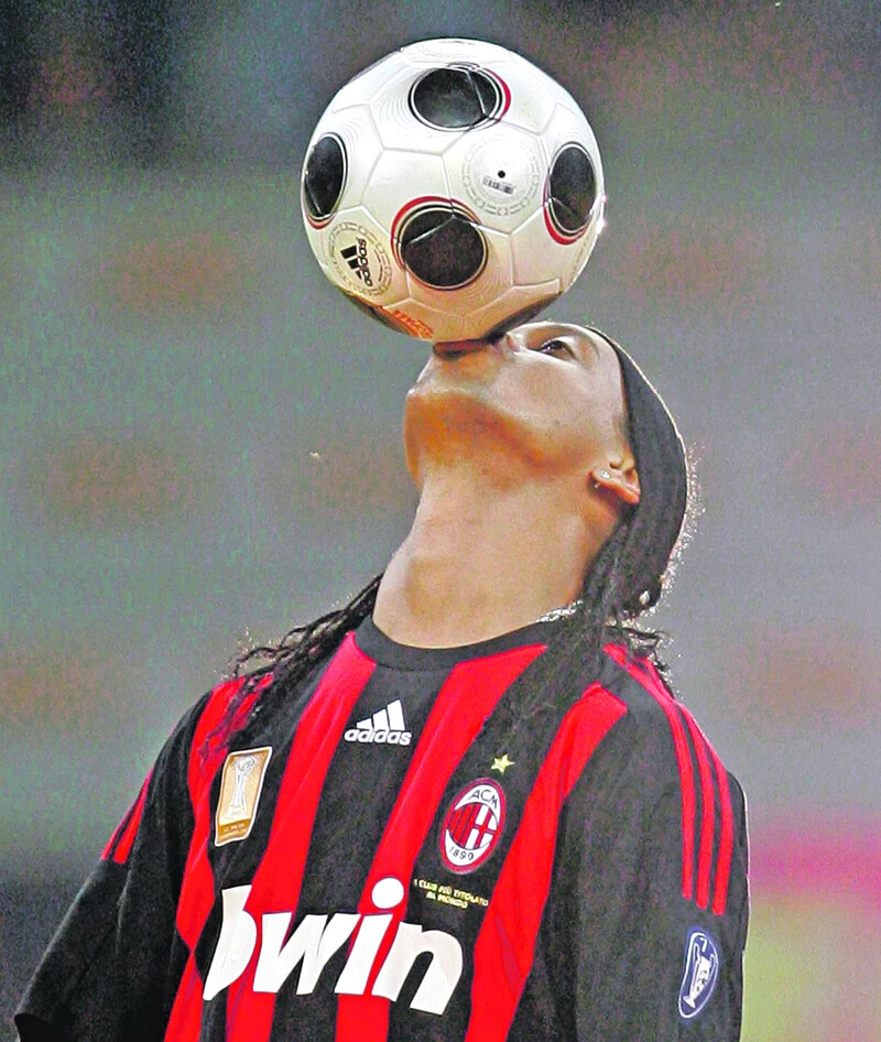 Ronaldinho varázslatos dolgokra volt képes a labdával.