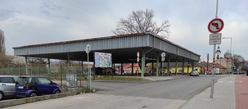 A kereszteződés és a kerékpársáv kész, már csak a buszmegállót kéne felújítani 