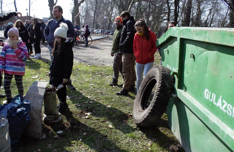 A földről és a vízből is összeszedték a szemetet (A szerző felvétele)