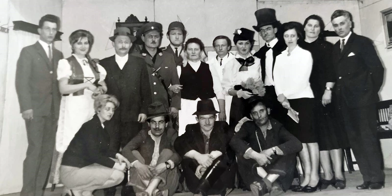 Farkasdi színjátszók, 1964. A képen jobbról:  Ladics Rezső, Bahorecz Emília, Fazekas Piroska, Rácz Károly, Mónosi Polgár Erzsébet, Kis Ferenc, Polgár Vilma, Takács János, Seres Károly,  Takács Zsigmond, Ivány Anna, Pápai Árpád. Lent balról: Malicher Iboly