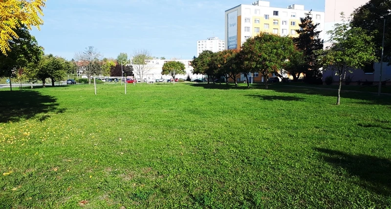 Itt lesz az új játszótér és pihenőpark Párkányban. (Kép:MSU)