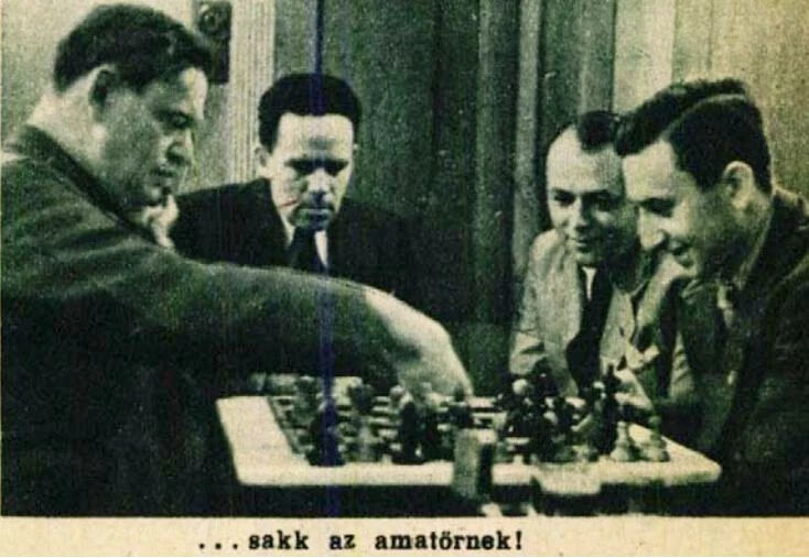 Karinthy Frigyes (balra) sakkpartija Szabó László országos bajnokkal